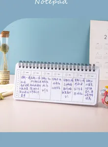 Vista dettagliata di un'agenda settimanale bianca a spirale su una scrivania chiara