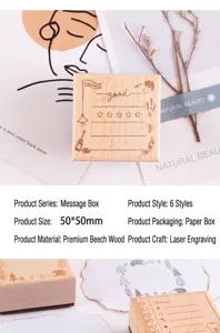 Primer plano detallado de sello de madera de haya grabado con láser y diseño de mensaje.
