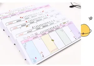 Vue détaillée des longs post-it de planification hebdomadaire aux motifs floraux pastels