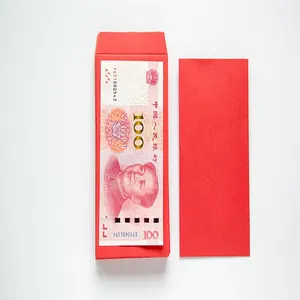 Sobre rojo tradicional chino con un diseño único impreso de billete de 100 RMB.