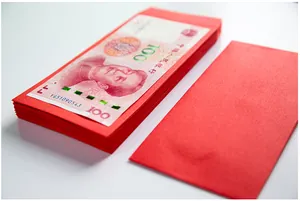 Vista detallada de sobres rojos chinos tradicionales que muestra su gran capacidad