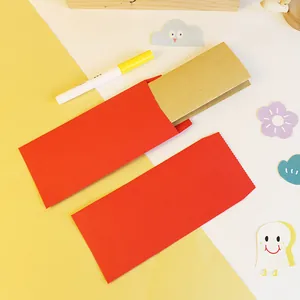 Sobres rojos chinos tradicionales de estilo minimalista con tarjetas de papel kraft café