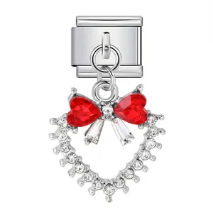 Détail du charm cœur en acier avec nœud en cristal rouge pour bracelet modulaire