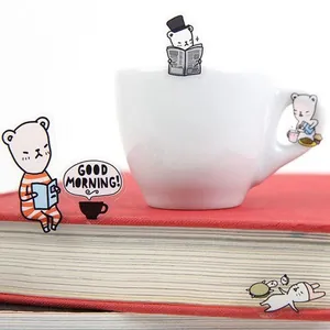 Süße Bärenaufkleber für DIY-Tagebuch und Journal-Deko auf weißer Tasse und Buch