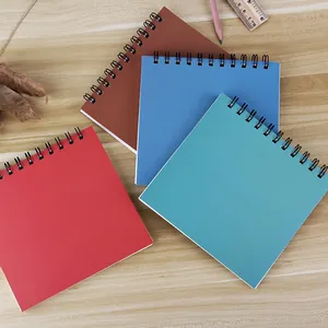 Lot de quatre planificateurs à spirale 100 jours aux couleurs unies éclatantes