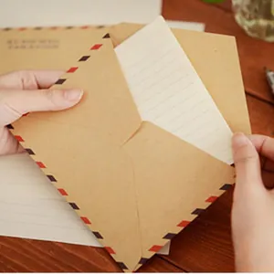 Vintage-Umschlagset aus Kraftpapier mit klassischem Luftpost-Rand-Design