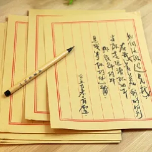 Traditionelles chinesisches Briefpapier aus Kraftpapier mit roten Linien und Kalligrafie.