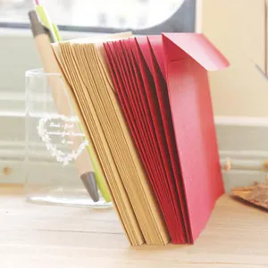Sobres de papel kraft blanco minimalista para postales en colores rojo y marrón