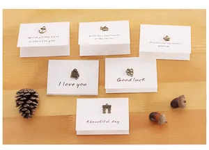 Bellissimo set di biglietti d'auguri vintage con ciondoli e messaggi in inglese