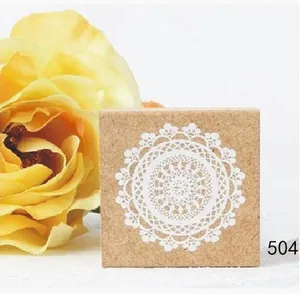 Vintage vierkante houten stempel met delicaat wit kantpatroon voor scrapbooking