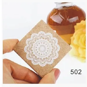 Sello cuadrado de corcho con intrincado diseño de encaje blanco para manualidades