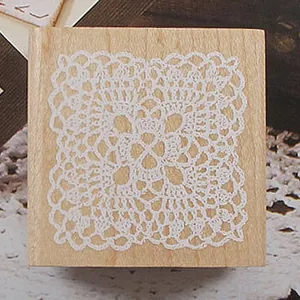 Vierkante houten stempel met elegant wit kantpatroon voor vintage DIY knutselprojecten