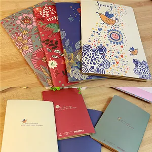 Set mit vier Blanko-Notizbüchern mit Blumen- und Vogelmustern für kreative Notizen