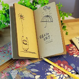 Vintage Kraftpapier-Notizbuch mit kreativen Handzeichnungen und Blumenmustern.