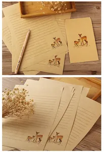 Detailansicht von Briefpapier und Umschlägen aus Kraftpapier mit Hirsch-Illustration
