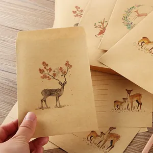 Set aus Vintage-Kraftpapier-Umschlägen und Briefpapier mit Waldhirsch-Illustrationen