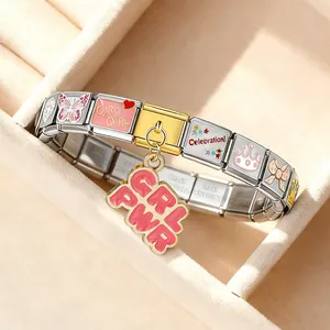 Nahaufnahme eines vergoldeten italienischen Gliederkettenarmbands aus Edelstahl mit Anhänger