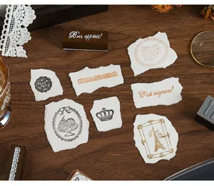 Dettaglio di impronte di timbri vintage su carta strappata per decorazione scrapbooking