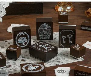 Set di timbri vintage in legno con motivi bianchi su scrivania rustica