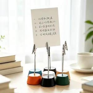 Minimalistische bunte Holzsockel-Memohalter mit Metall-Krokodilklemmen auf Schreibtisch.