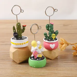 Set aus kreativen DIY Sukkulenten-Memoclips und Fotohaltern für den Schreibtisch