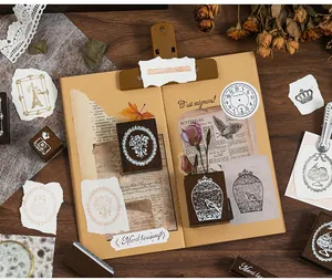 Vista dettagliata di timbri in legno vintage per scrapbooking e agende fai-da-te.
