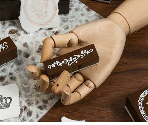 Dettaglio di timbro vintage in legno con motivo floreale per scrapbooking fai da te creativo
