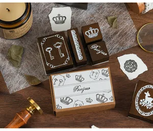 Macro di un set di timbri in legno vintage con elegante scatola di carta kraft marrone