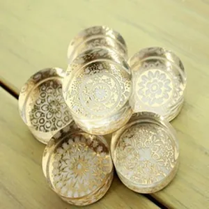 Vista macro di accessori decorativi in acrilico trasparente con motivi mandala oro