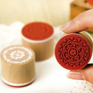 Timbri vintage rotondi in legno con intricati motivi in pizzo e mandala