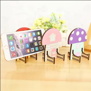 Simpatico supporto per telefono in legno a forma di casa di fungo per scrivania