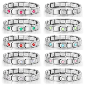 Vue en grille de divers bracelets modulaires italiens en acier avec des étoiles colorées