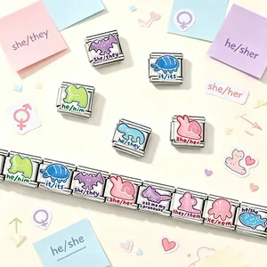 Detalle macro de los eslabones de la pulsera italiana con animales y pronombres