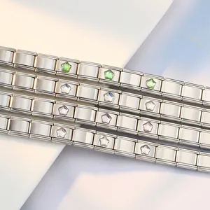 Gros plan de bracelets modulaires en acier inoxydable avec breloques en forme d'étoile