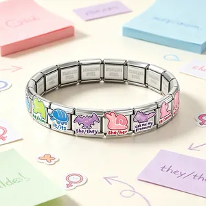 Detalle de pulsera modular italiana con dijes de animales y pronombres de género