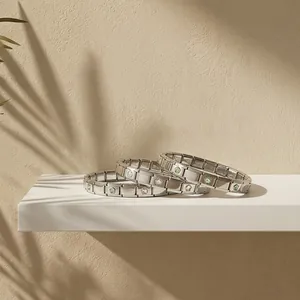 Gros plan des accents d'étoiles multicolores sur les bracelets à breloques italiens en acier