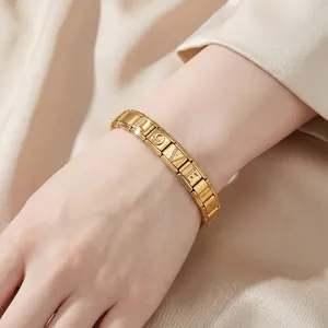 Primo piano del bracciale modulare italiano in acciaio dorato con scritte LOVE.