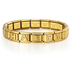 Primo piano del bracciale modulare in acciaio inossidabile dorato con lettere HAPPY lucenti
