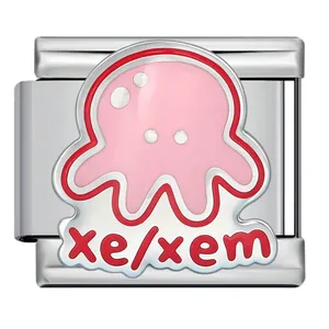 Vista detallada de pieza para pulsera italiana con pulpo rosa y pronombres xe/xem