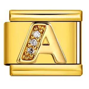 Maglia per bracciale modulare italiano in acciaio dorato con lettera A e zirconi.