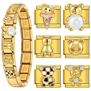 Detailansicht eines goldenen Edelstahl-Armbandes mit verschiedenen 3D-Bären-Anhängern.