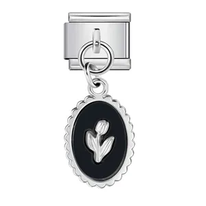 Detailansicht eines italienischen Modul-Armband-Charms mit silberner Tulpe auf Schwarz