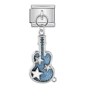 Detailansicht eines italienischen Charm-Gitarrenanhängers mit blauem Denim und Sternen.