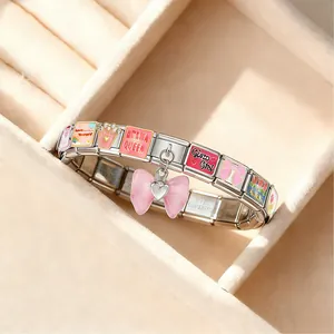 Detailansicht des italienischen modularen Armbands mit rosa Schleifen-Anhänger