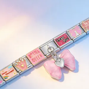 Nahaufnahme von rosa Emaille-Anhängern an einem italienischen Edelstahl-Modulararmband