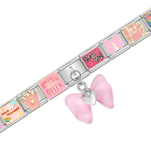 Italienisches Modularmband aus Edelstahl mit rosa Herzschleife und Emaille-Charms.