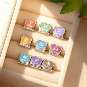 Detailansicht farbenfroher Herz-Zodiac-Charms für DIY italienische Modular-Armbänder