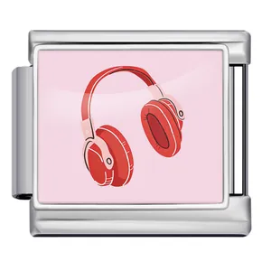 Vista dettagliata di una maglia per bracciale italiano rosa con icona cuffie rosse.