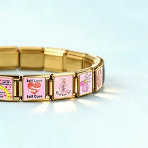 Vue détaillée des breloques italiennes roses sur un bracelet en acier doré avec texte