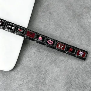 Primo piano dei maglie del bracciale italiano gotico nero con teschi e cuori